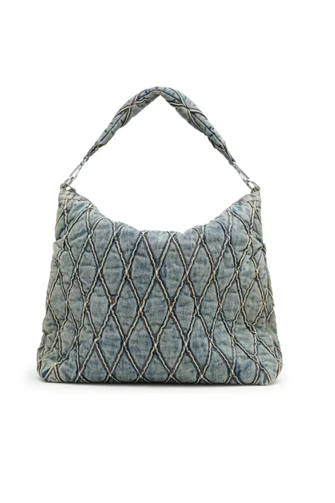 charm-d sac hobo Sac hobo Charm-D-Large en denim matelassé à motif argyle