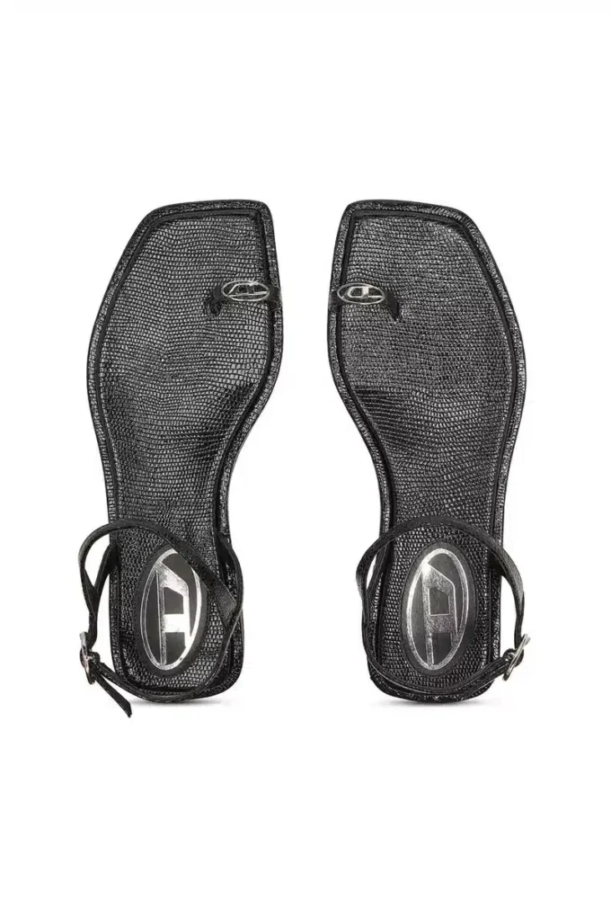 d-amber infra 0 D-AMBER – Sandales en cuir avec logo métallique