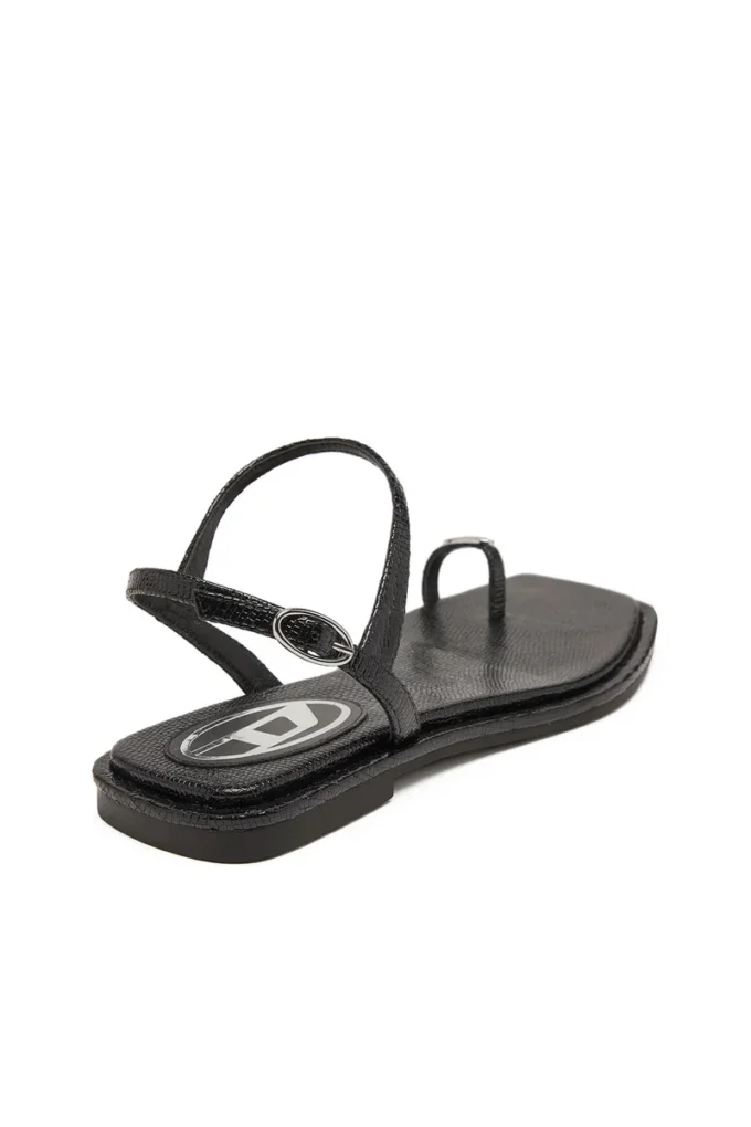 d-amber infra 0 D-AMBER – Sandales en cuir avec logo métallique