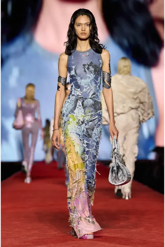 d-leele Robe longue en jersey déchiré avec imprimé poster