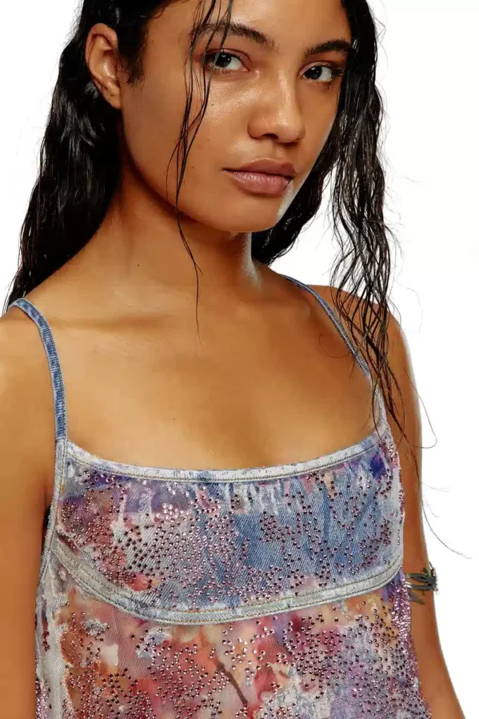 de-held-short-fse Robe midi à bretelles en denim à paillettes