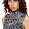 de-tapi-fsh1 Top sans manches en denim tie-dye à motif pied-de-poule