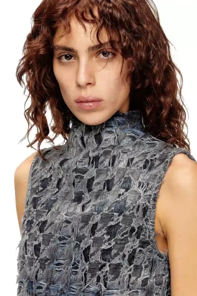 de-tapi-fsh1 Top sans manches en denim tie-dye à motif pied-de-poule