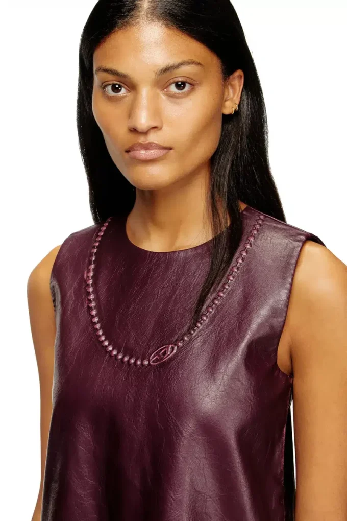 fr-d-ares Mini-robe sans manches bordeaux en tissu enduit