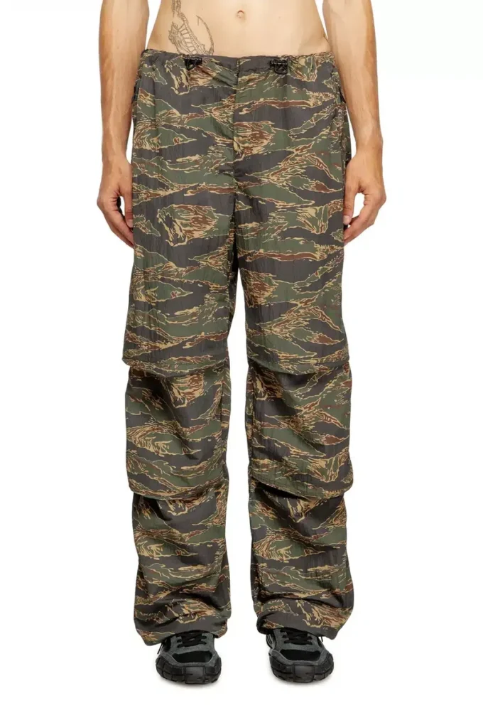 p-anic Pantalon cargo en nylon imprimé camouflage