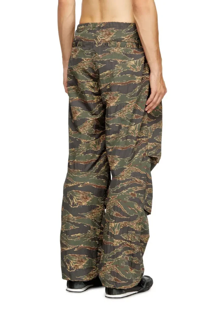 p-anic Pantalon cargo en nylon imprimé camouflage