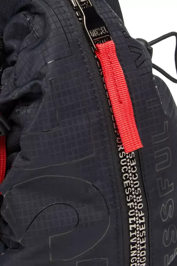 Sac à bandoulière Zip-D-Sling en jacquard à carreaux