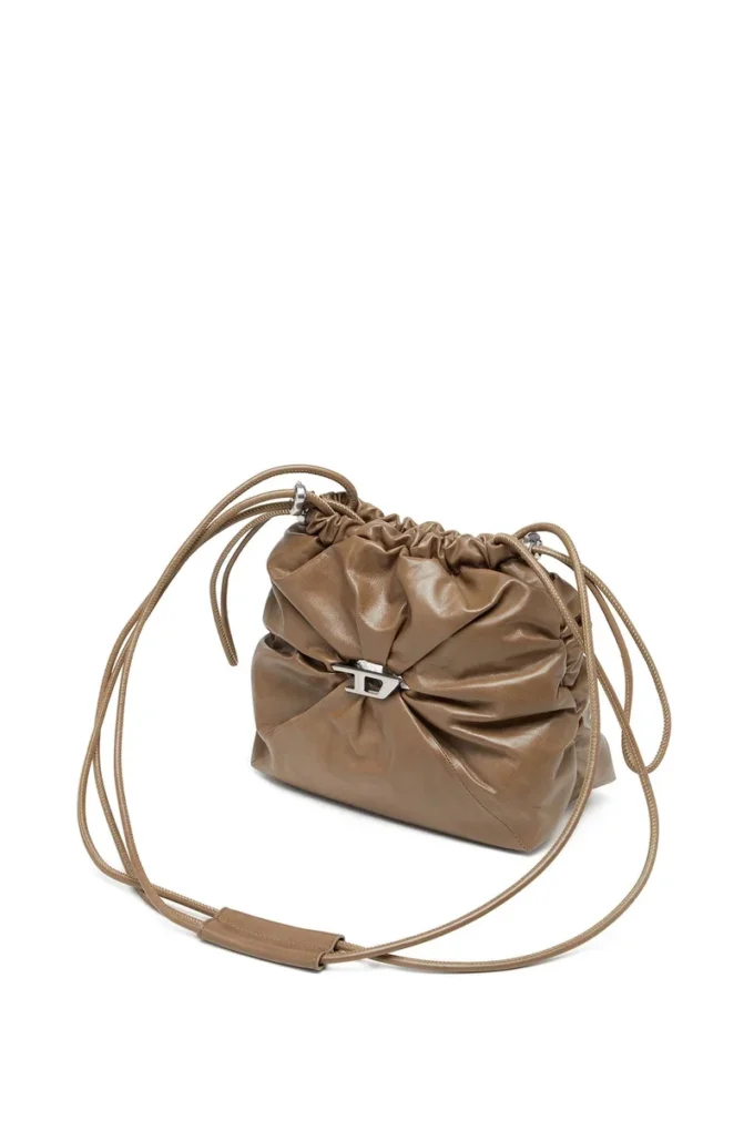Sac Scrunch-D-Bucket Sac Scrunch-D-Bucket en cuir brillant froissé