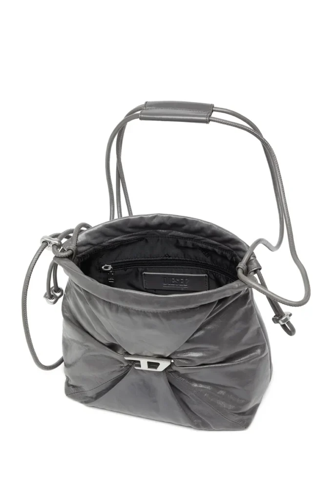 Sac Scrunch-D-Bucket Sac Scrunch-D-Bucket en cuir brillant froissé