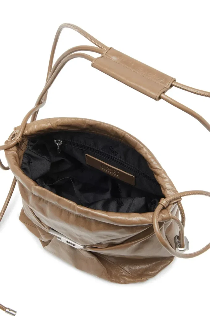 Sac Scrunch-D-Bucket Sac Scrunch-D-Bucket en cuir brillant froissé