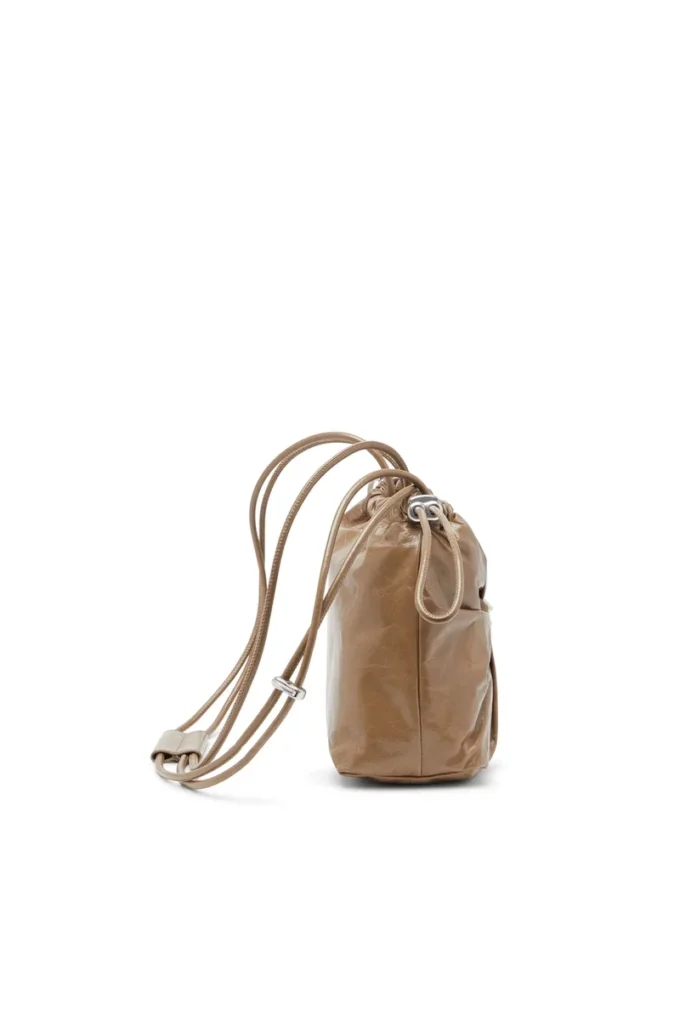 Sac Scrunch-D-Bucket Sac Scrunch-D-Bucket en cuir brillant froissé