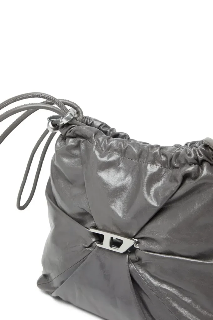 Sac Scrunch-D-Bucket Sac Scrunch-D-Bucket en cuir brillant froissé