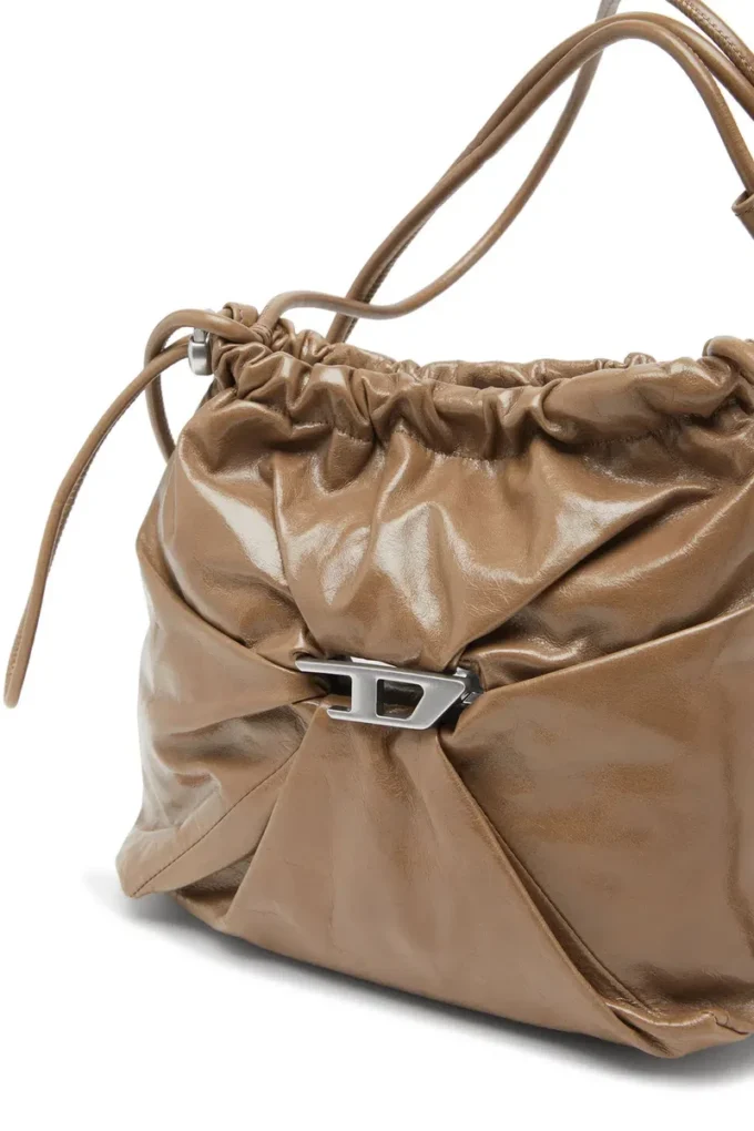Sac Scrunch-D-Bucket Sac Scrunch-D-Bucket en cuir brillant froissé
