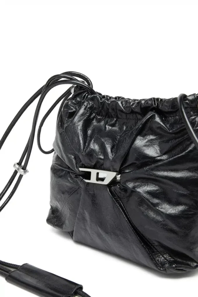 Sac Scrunch-D-Bucket Sac Scrunch-D-Bucket en cuir brillant froissé